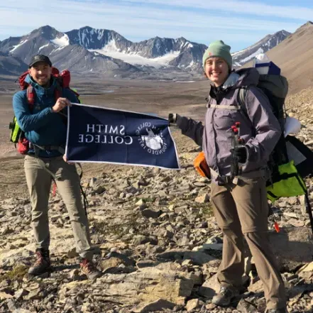 Sarah Bragdon 和 Professor 格雷格·德·维特 in Norway, holding a 澳门葡京博彩软件 flag.